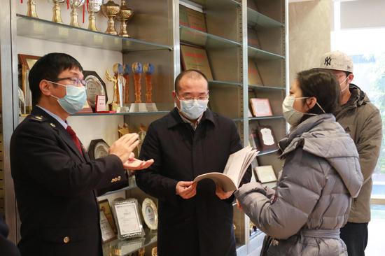 常州市税务局党员志愿者深入江苏环亚医用科技集团有限公司,及时宣传支持疫情防控相关税收优惠政策。