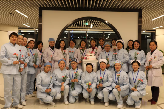 徐辉与产科团队合影。市中医院 供图