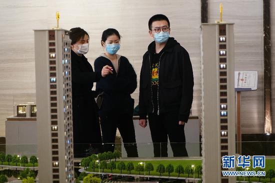 3月14日,在南京葛洲坝长江尊邸项目售楼处,两位市民在咨询。新华社记者 季春鹏 摄
