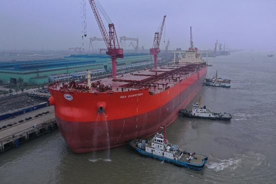 3月13日,江苏今年首艘新造超大型船舶“海洋曹妃甸”号驶离造船厂。(金校 摄)