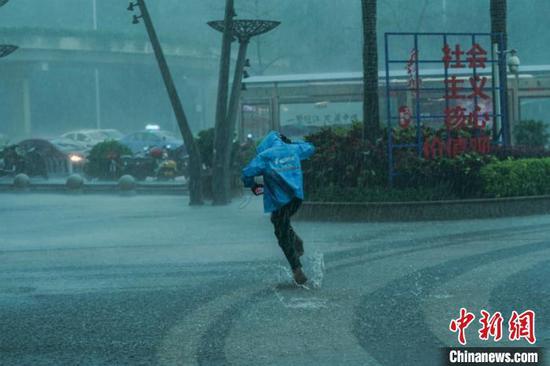 资料图:雨中奔跑的行人 陈冠言 摄