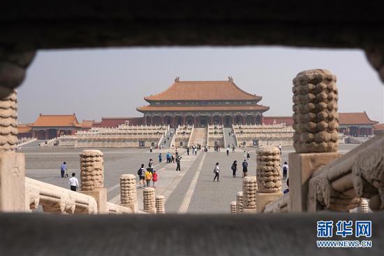 游客在故宫博物院内参观游览(5月1日摄)。 记者5月5日从北京市文化和旅游局获悉,“五一”假期,北京旅游接待总人数为463.3万人次,恢复到去年同期55%;旅游总收入41.8亿元,恢复到去年同期36%。 新华社记者 鞠焕宗 摄