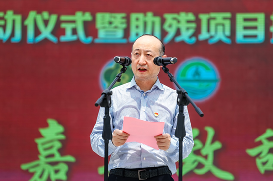 建行苏州分行党委书记、行长朱斌晨同志代表爱心企业发言
