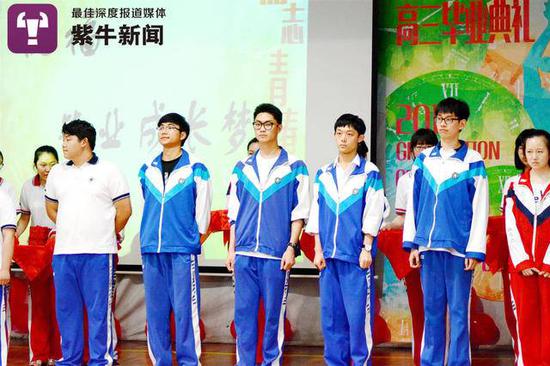 时光胶囊|南京一中学 毕业生回校打开少年时埋下的时光胶囊