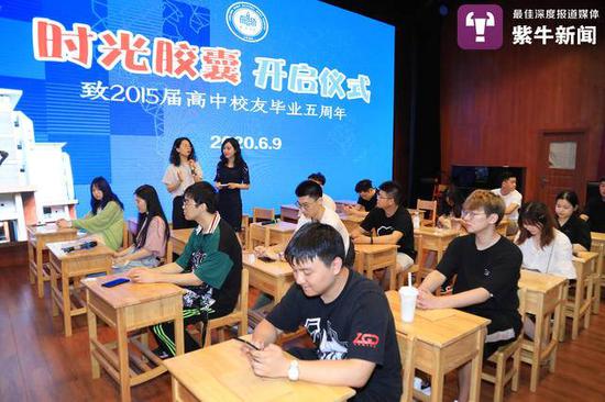 时光胶囊|南京一中学 毕业生回校打开少年时埋下的时光胶囊