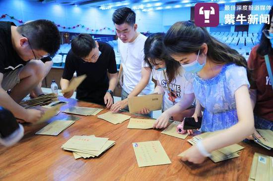 时光胶囊|南京一中学 毕业生回校打开少年时埋下的时光胶囊