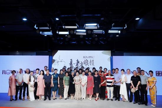 荣萍旗袍秀的表演者与嘉宾留影
