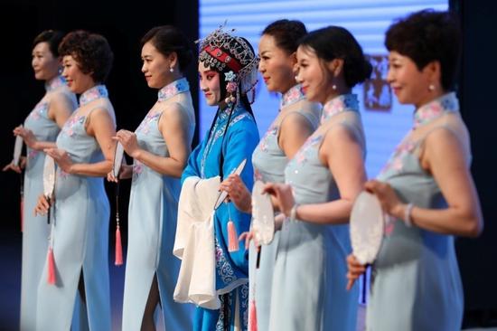南京市京剧团青年艺术家王莹(右四)与荣萍旗袍艺术团合作表演