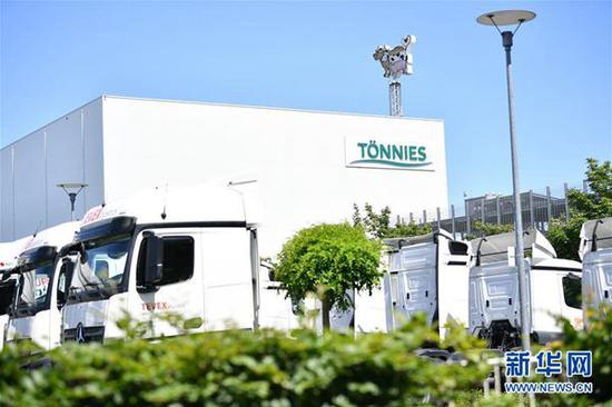 　　这是6月24日在德国居特斯洛县拍摄的发生新冠病毒聚集性感染的滕尼斯肉联厂。德国北莱茵-威斯特法伦州（北威州）23日宣布，由于该州一肉联厂聚集性感染疫情持续发酵，对该厂所在的居特斯洛县和相邻的瓦伦多夫县实施“封城”措施。新华社发（乌尔里希·胡夫纳格尔 摄）