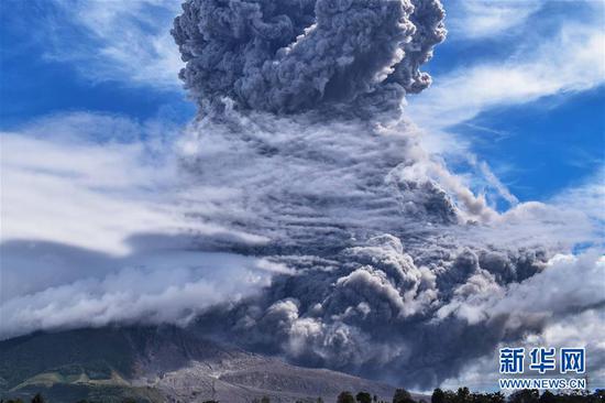 火山爆发|印尼锡纳朋火山剧烈喷发 喷出的火山灰高达5000米