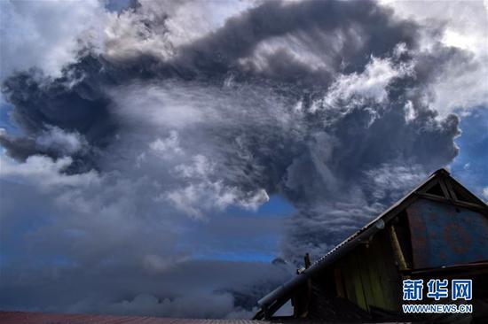火山爆发|印尼锡纳朋火山剧烈喷发 喷出的火山灰高达5000米