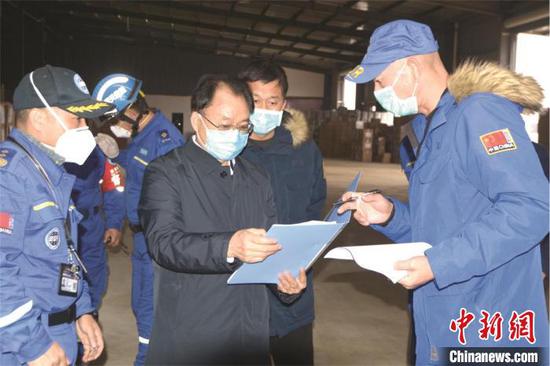 检查捐赠物资接收发放工作(资料图)湖北省慈善总会供图