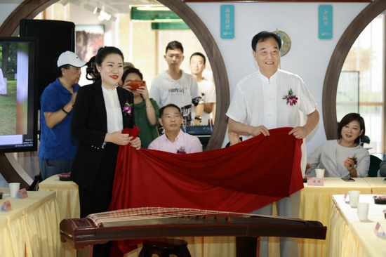 南京钟山文化研究会会长戴中礼（右）和克翼帆共同揭幕