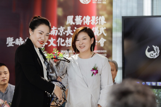 艺术策展人洪燕向助力长江路文化建设的克翼帆（左）献上花束