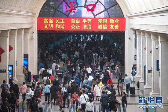10月8日,旅客在汉口火车站进站乘车。 当日是“十一”黄金周假期的最后一天,武汉市汉口火车站迎来客流高峰,当日预计发送旅客达8万人次。 汉口火车站加强对进站旅客扫健康码、测体温、保持安全间距等防疫工作,加大站内消杀频次,保障旅客安全出行。 新华社记者 肖艺九 摄