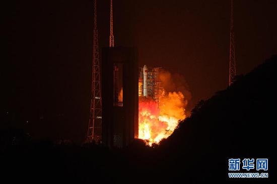 10月12日零时57分,我国在西昌卫星发射中心用长征三号乙运载火箭,成功将高分十三号卫星发射升空,卫星顺利进入预定轨道。 新华社发(郭文彬 摄)