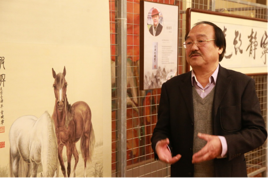 中方艺术家雷晓宁介绍自己的参展作品。
