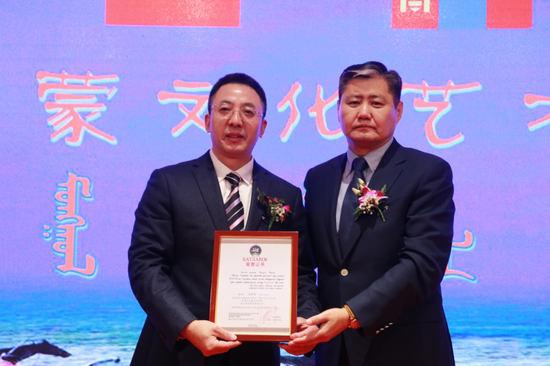 蒙古国驻华大使巴德尔勒（右）向南京宝楠文化艺术馆馆长张祥军（左）等人颁发纪念证书，感谢他们为2020南京“中蒙文化艺术展”做出的贡献。