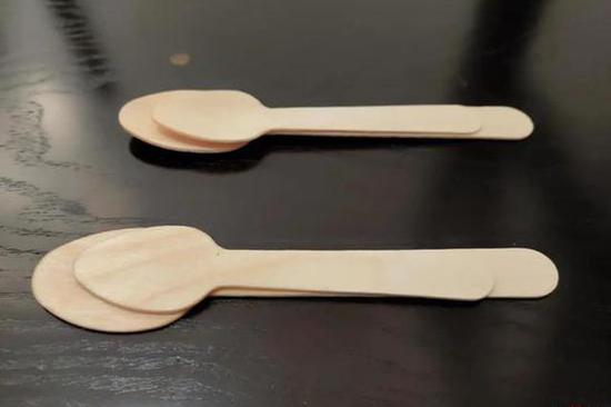 肯德基和麦当劳木汤勺使用前后对比,上为使用前,下为使用后。(大勺为肯德基家的,小勺为麦当劳)