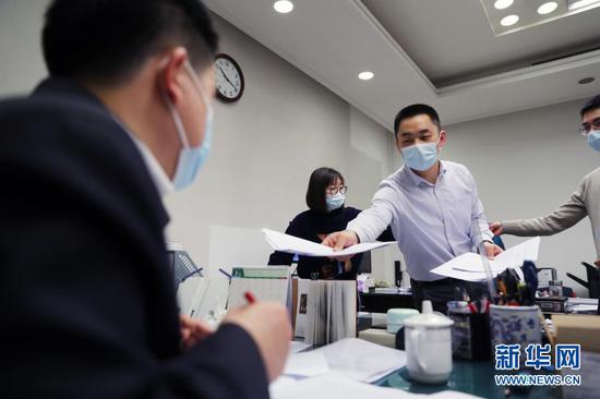3月5日,2021年全国两会代表委员意见建议梳理汇总和转办回应工作专班的工作人员在忙碌。新华社记者 李木子 摄