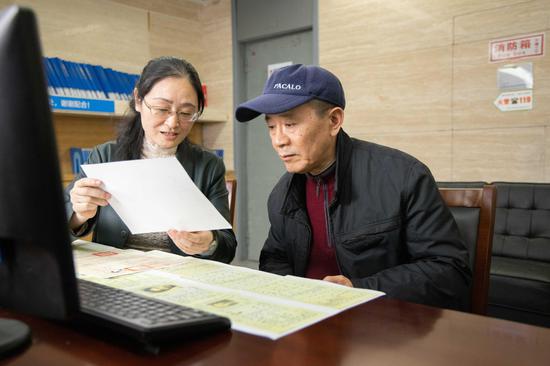 王宁在市档案馆看到了父辈的户籍资料。 南报融媒体记者 丁劼摄