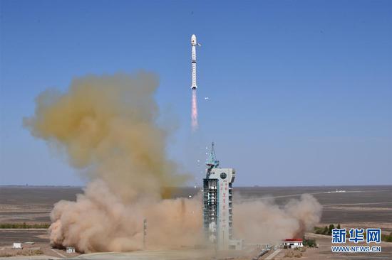 4月30日15时27分,我国在酒泉卫星发射中心用长征四号丙运载火箭,成功将遥感三十四号卫星发射升空,卫星进入预定轨道。新华社发(汪江波 摄)