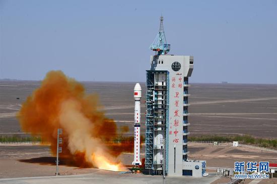 4月30日15时27分,我国在酒泉卫星发射中心用长征四号丙运载火箭,成功将遥感三十四号卫星发射升空,卫星进入预定轨道。新华社发(汪江波 摄)