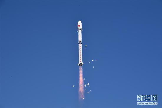 4月30日15时27分,我国在酒泉卫星发射中心用长征四号丙运载火箭,成功将遥感三十四号卫星发射升空,卫星进入预定轨道。新华社发(汪江波 摄)