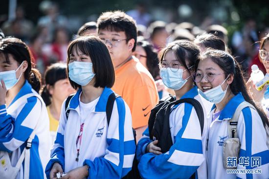 6月7日,考生在贵州省贵阳市乌当中学考点外候考。新华社记者 陶亮 摄