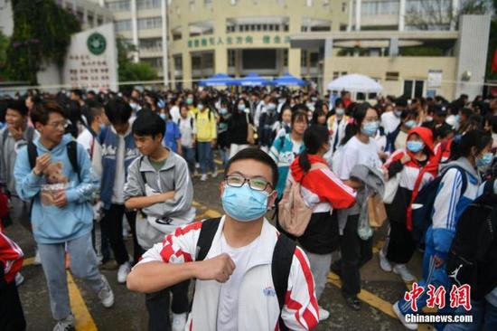 资料图:6月8日,云南省昆明市的考生结束2021年全国高考。图为一名神情自信的考生。 中新社记者 刘冉阳 摄
