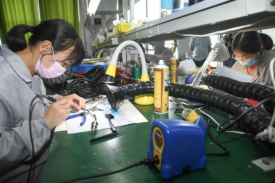 南京奇崛电子科技有限公司工作人员正在生产水质感应器
