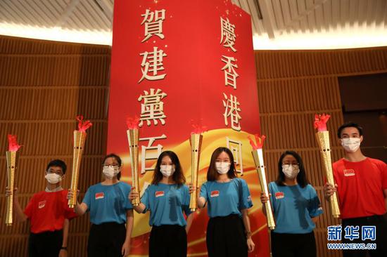 7月1日,参加香港“薪火相传”接力跑的运动员代表合影留念。新华社记者 吴晓初 摄