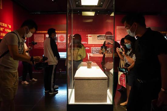 观众前来参观展览。(国家大剧院供图)