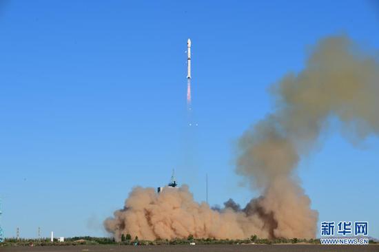 7月5日7时28分,我国在酒泉卫星发射中心用长征四号丙运载火箭,成功将风云三号05星送入预定轨道,发射任务获得圆满成功。新华社发(汪江波 摄)