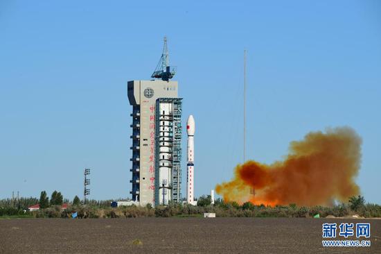 7月5日7时28分,我国在酒泉卫星发射中心用长征四号丙运载火箭,成功将风云三号05星送入预定轨道,发射任务获得圆满成功。新华社发(汪江波 摄)