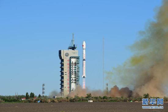 7月5日7时28分,我国在酒泉卫星发射中心用长征四号丙运载火箭,成功将风云三号05星送入预定轨道,发射任务获得圆满成功。新华社发(汪江波 摄)