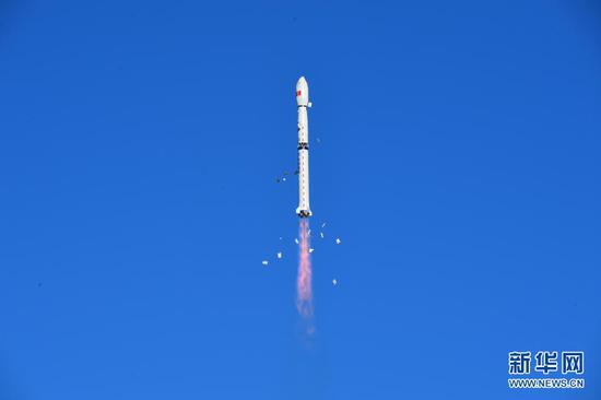 7月5日7时28分,我国在酒泉卫星发射中心用长征四号丙运载火箭,成功将风云三号05星送入预定轨道,发射任务获得圆满成功。新华社发(汪江波 摄)