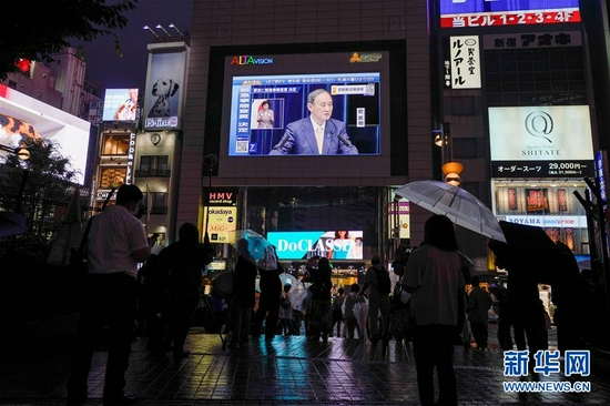 7月8日,日本东京的一块电子屏幕上播放日本首相菅义伟宣布东京都将再次进入紧急状态的新闻发布会画面。新华社发(克里斯托弗·朱摄)