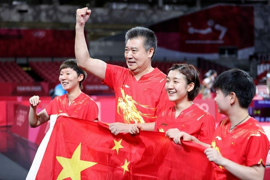8月5日,中国队教练李隼(左二)和选手陈梦(右二)、孙颖莎(右一)、王曼昱庆祝胜利。新华社记者王东震摄