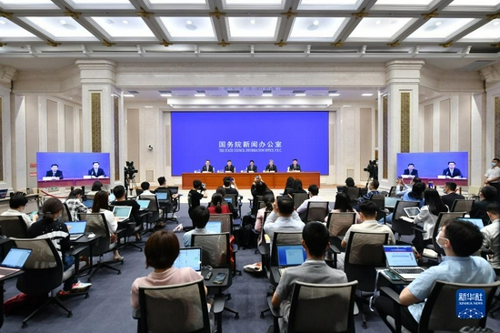 9月9日,国务院新闻办公室在北京举行新闻发布会,请国家发展改革委副主任、粤港澳大湾区建设领导小组办公室副主任丛亮,财政部副部长许宏才,中国人民银行副行长、国家外汇局局长潘功胜,海关总署副署长邹志武,广东省委常委、常务副省长林克庆,深圳市委副书记、市长覃伟中,香港特别行政区政府政务司司长李家超,澳门特别行政区政府行政法务司司长张永春介绍横琴、前海开发建设有关情况,并答记者问。新华社记者 李鑫 摄