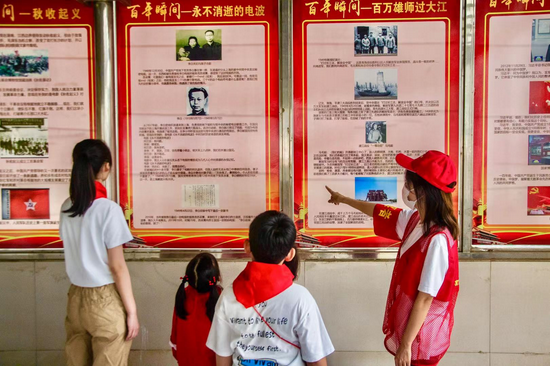 志愿者为少先队员们讲解先烈的故事