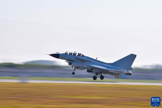 在空军石家庄飞行学院某旅机场,空军首批三代机飞行学员驾驶首批列装空军院校的歼-10战机飞上蓝天(9月10日摄)。新华社发(李敏 摄)