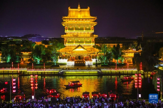 10月1日晚,游客在山东省枣庄市台儿庄古城夜游。新华社发(高启民 摄)
