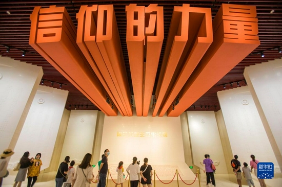 10月6日,游客在江苏南京雨花台烈士陵园参观。新华社发(孙忠南 摄)
