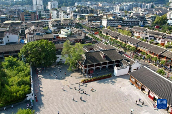 10月1日,游客在贵州省遵义市遵义会议会址参观(无人机照片)。新华社发(罗星汉 摄)