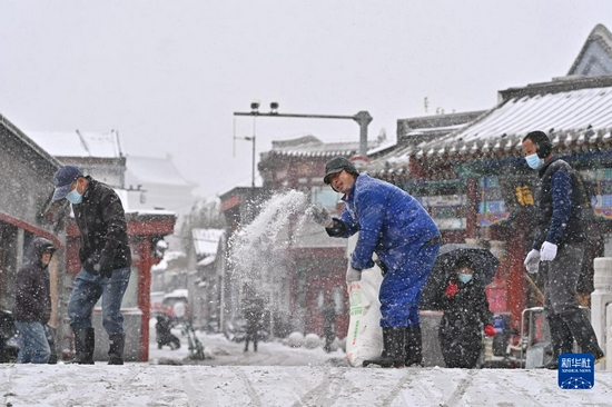 11月7日,北京市西城区的民居被白雪覆盖。新华社记者 杜涓涓 摄