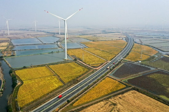 图为11月3日拍摄的江苏省扬州市宝应县鲁垛镇5.28万千伏安风力发电项目(无人机照片)。新华社记者 李博 摄