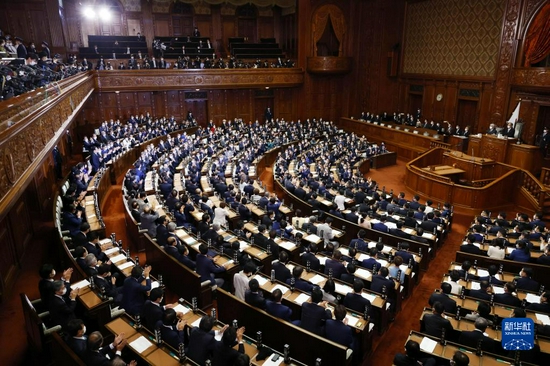 11月10日,议员在日本东京国会众议院出席会议。新华社/共同社