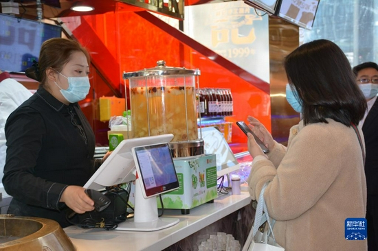 11月20日,在西宁市城西区唐道商业区,顾客正在饭店点餐。(新华社记者 柳泽兴 摄)