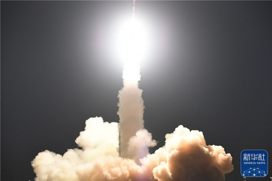 11月25日7时41分,我国在酒泉卫星发射中心用快舟一号甲运载火箭,成功将试验十一号卫星发射升空。卫星顺利进入预定轨道,发射任务获得圆满成功。这次任务是快舟一号甲运载火箭的第13次飞行。新华社发(汪江波 摄)